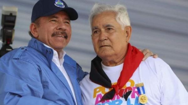 Em abril de 2018, perante grandes protestos civis contra o governo, Pastora ofereceu-se ao serviço de Daniel Ortega. Na foto, Daniel Ortega e Edén Pastora