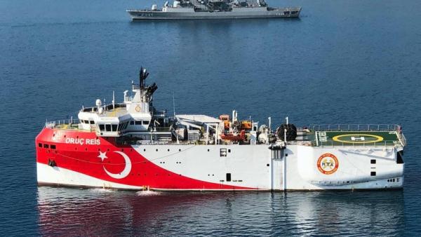Navio de prospeção turco Oruç Reis, com escolta de navios militares. Fonte: Agência Lusa.