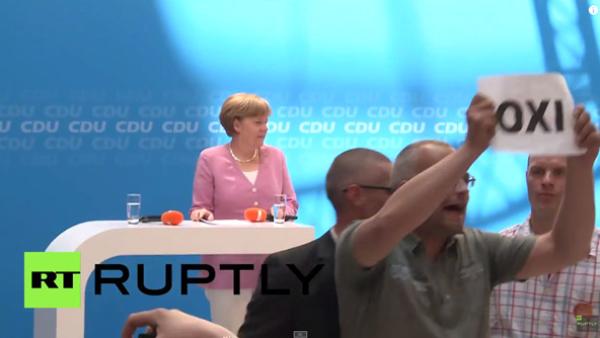 Merkel interrompida por apoiantes do "OXI