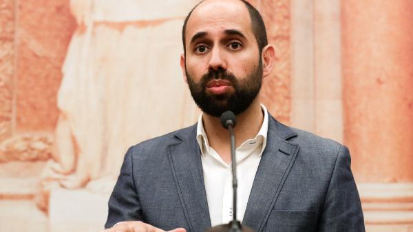 Pedro Filipe Soares criticou a “criação de um ambiente de crise política”, frisando que ele é “manifestamente artificial", Assembleia da República, 3 de maio de 2019 – Foto de Tiago Petinga/Lusa
