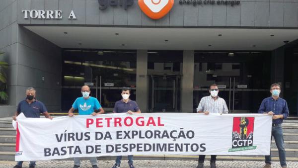 Faixa com a frase "Petrogal vírus da exploração basta de despedimentos" - Foto da CGTP