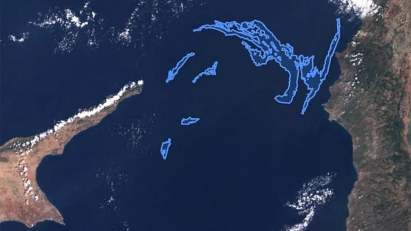 Imagem de satélite da mancha de petróleo no Mediterrâneo. 