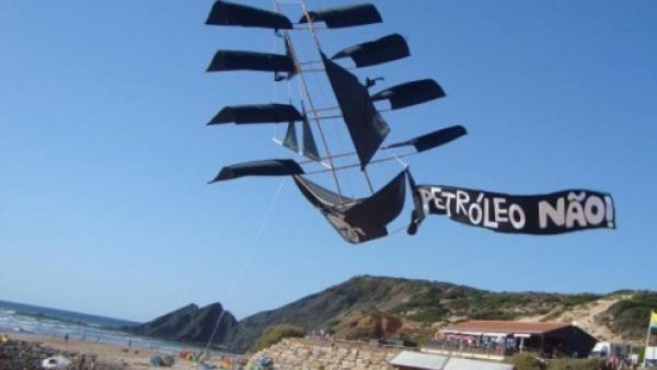 Petróleo Não - Foto de Paula Nunes, no facebook da ASMAA Algarve Surf & Marine Activities Association