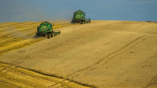 Máquinas agrícolas em Mrągowo, warmińsko-mazurskie, Polónia. Foto de Jahoo Closeua/Pexels.
