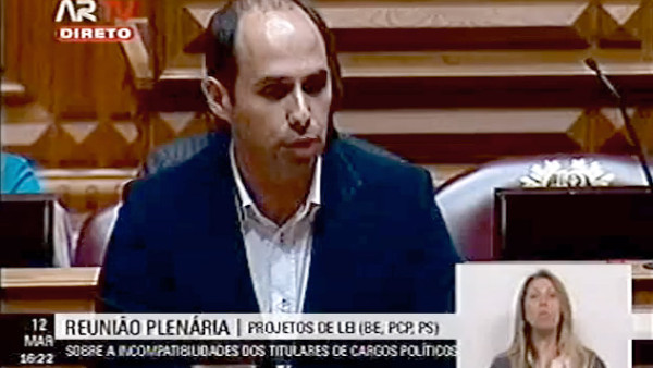 Não se pode estar de manhã a defender interesses privados e à tarde na Assembleia da República”