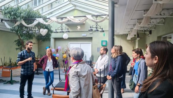 José Gusmão e outros eurodeputados e assistentes numa visita ao antigo hotel Leopoldo.