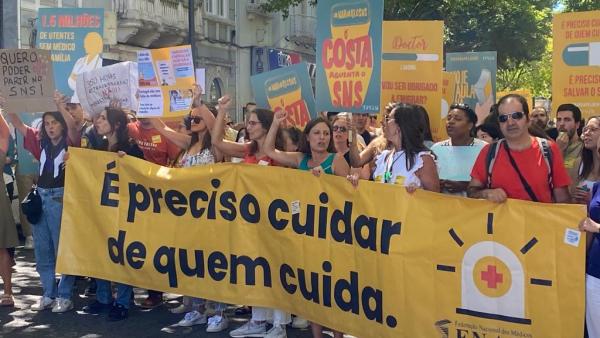 Concentração de médicos em frente ao ministério da Saúde.