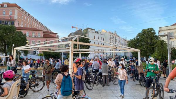 Concentração no Martim Moniz no protesto em defesa das ciclovias em Lisboa.