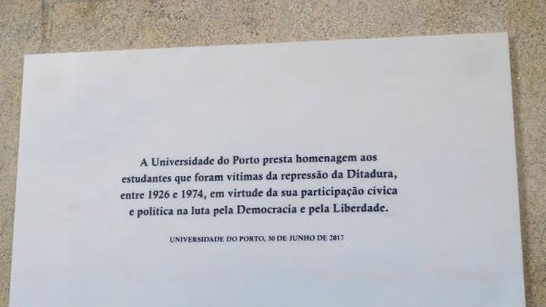 Placa alusiva às lutas estudantis na Reitoria da Universidade do Porto 