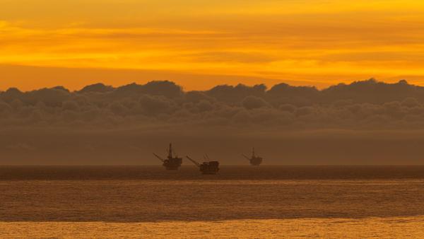 Todas as 23 plataformas de petróleo na costa da Califórnia têm décadas de funcionamento sem modernização.