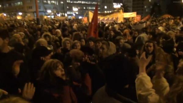 Povo grego canta nas ruas de Atenas