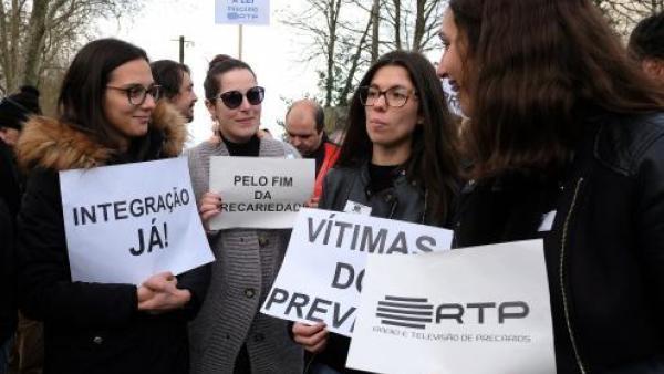 Trabalhadores precários da Rádio e Televisão de Portugal (RTP) durante uma concentração em protesto junto às instalações do Centro de Produção da RTP/ Porto, em Vila Nova de Gaia, Porto, 17 de dezembro de 2018. FERNANDO VELUDO / LUSA (arquivo).