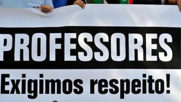 Faixa "Professores exigimos respeito" - Foto Paulete Matos
