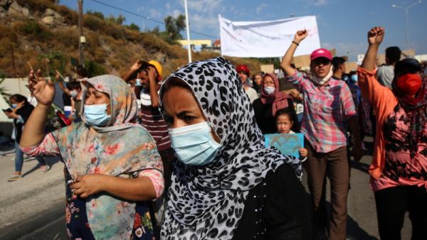 Protesto de pessoas refugiadas do campo de Moria na ilha de Lesbos, 12 de setembro de 2020 – Foto de OrestisPanagiotou/Lusa/Epa