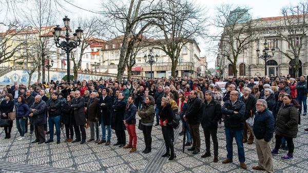 Centenas de pessoas concentraram-se no Rossio de Viseu e exigiram urgência nas obras das urgências do hospital e a instalação da radioterapia e do centro oncológico