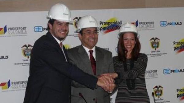 Pedro David, presidente da Prebuild-Colômbia, ao lado do Ministro do Comércio, Indústria e Turismo colombiano e a presidente da Proexport