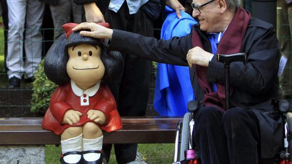 Quino junto a uma estátua de Mafalda em Oviedo, Espanha.