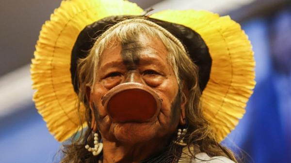 Raoni Metuktire (Kapot, no Mato Grosso, em 1930) é um líder indígena brasileiro da etnia caiapó. É conhecido internacionalmente por sua luta pela preservação da Amazónia e dos povos indígenas.