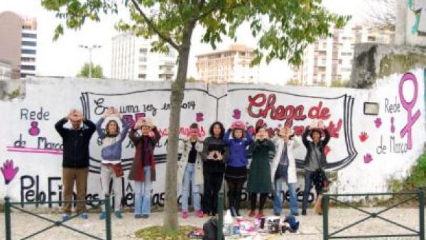 Mural deixou gravada num muro da cidade a exigência do fim da violência machista. Fotos de Catherine Boutaud