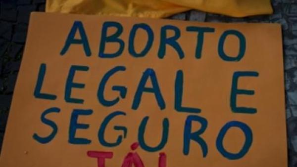 Cartaz onde se lê: "Aborto legal e seguro já!