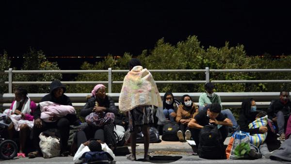 Refugiados na ilha de Lesbos na noite em que um incêndio destruiu o campo de refugiados de Moria.