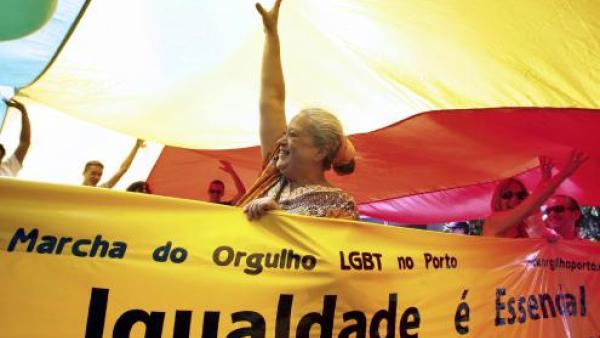 Regina Guimarães na terceira edição da Marcha do Orgulho LGBT do Porto.