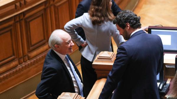 Rui Rio e André Ventura no Parlamento. 