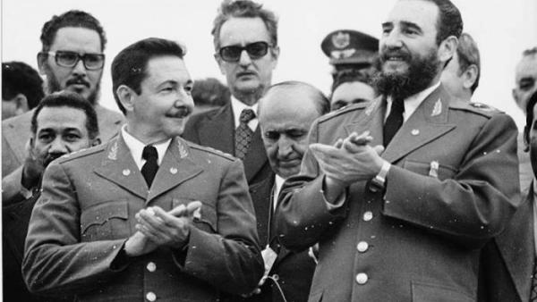 No primeiro plano, Raúl e Fidel Castro; Jorge Risquet aparece atrás, à esquerda.