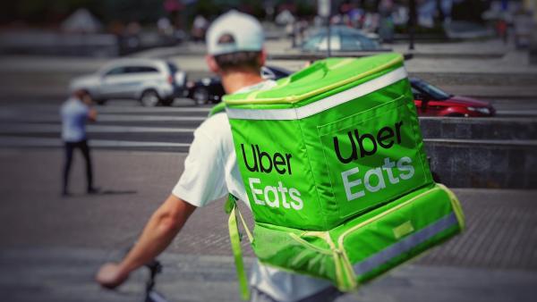 Estafeta da Uber Eats. Foto de Robert Anasch. Unsaplash.
