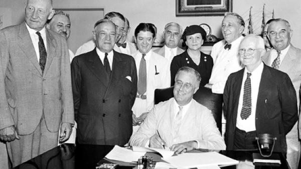 A assinatura do Social Security Act pelo President Franklin D. Roosevelt, a 14 de Agosto de 1935 (F: Associated Press, via Finding Dulcineia). Ver ainda declarações de Franklin D. Roosevelt.