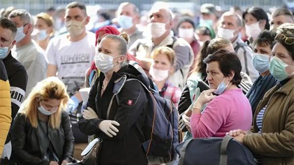 Trabalhadores romenos aguardam a entrada no aeroporto para embarcarem para a Alemanha. Foto A LEncontre.