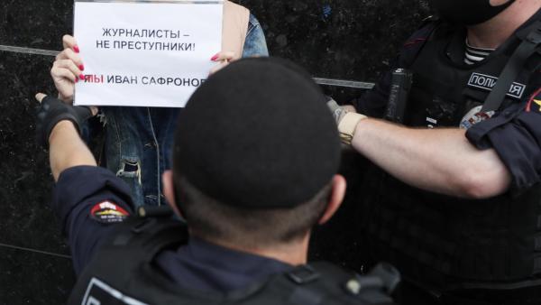 Autoridades russas detêm jornalistas em protesto. Fotografia de Yuri Kochetkov, EPA/Lusa