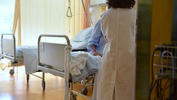 Paciente em cama de hospital. Foto de Paulete Matos.