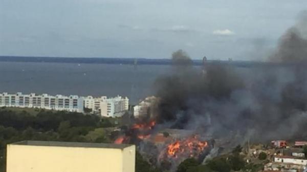 O incêndio deflagrou ontem à tarde nas imediações da Quinta do Mocho, entre as freguesias de Prior Velho e Sacavém e Camarate, Unhos e Apelação.
