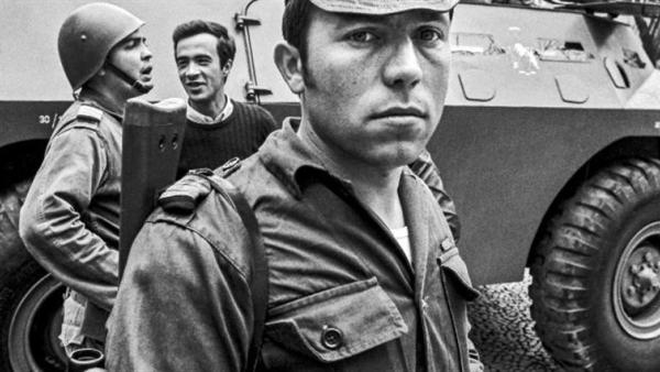 Salgueiro Maia no Largo do Carmo em 25 de Abril de 1974.