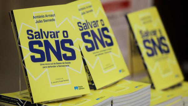 "Salvar o SNS", o livro publicado por António Arnaut e João Semedo, em 2018. 