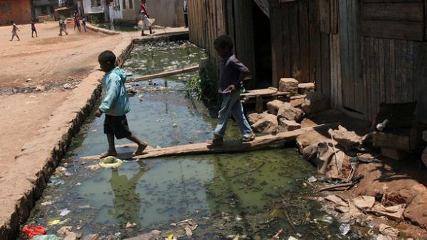A falta de saneamento afeta a higiene de meninos e meninas, como ocorre com esse esgoto a céu aberto em Madagáscar - Foto: Lova Rabary-Rakontondravony/IPS