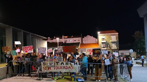 "Populações locais têm que demonstrar o seu desacordo por estes financiamentos à tauromaquia" - Foto do movimento Santarém sem touradas