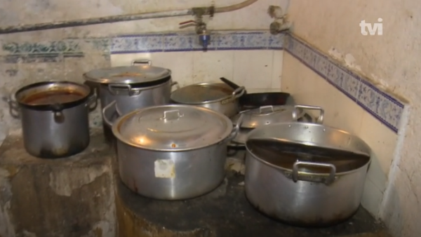 À saída do local, a equipa da TVI fala com o dono da habitação, que justifica as condições porque esta “é a cultura deles. Comem com as mãos. Não temos de fazer mais nada”.