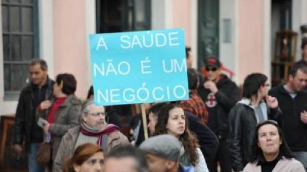 "A Saúde não é um negócio", faixa numa manifestação - Foto Paulete Matos