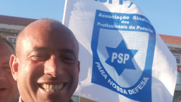 Manuel Morais junto a uma bandeira do sindicato que dirigiu durante cerca de 30 anos. Pormenor de uma fotografia publicada na sua página de Facebook.