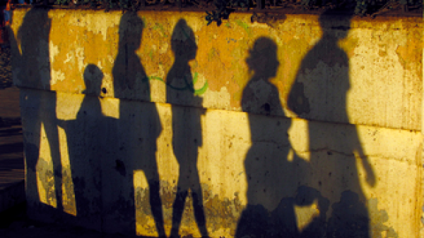 Pormenor da capa da revista Alternatives Sud: Migrations en tout « genre ».