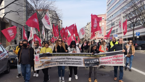 Trabalhadores não docentes em luta. Foto do Sindicato trabalhadores funções públicas sociais sul regiões autónomas.
