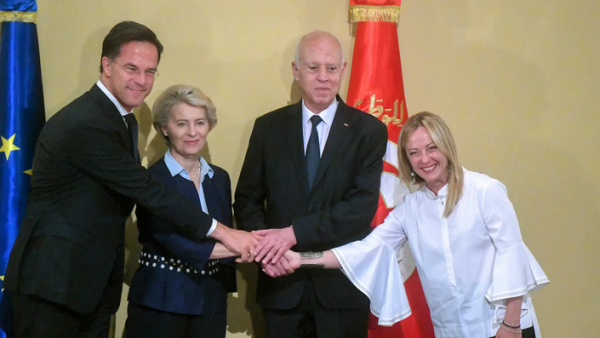 O primeiro-ministro holandês, Mark Rutte, a presidente da Comissão Europeia, Ursula von der Leyen, o presidente da Tunísia, Kais Saied, e a primeira-ministra italiana, Giorgia Meloni, no Palácio Presidencial da Tunísia. Foto da Presidência da Tunísia.