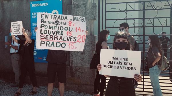 "Imaginem um país sem recibos verdes", cartaz no protesto dos educadores em Serralves, via facebook de José Soeiro.