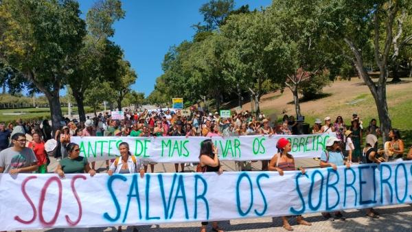 Manifestação SOS Salvar os Sobreiros a descer o Parque Eduardo VII.