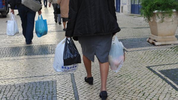 Pessoa com saco de compras.