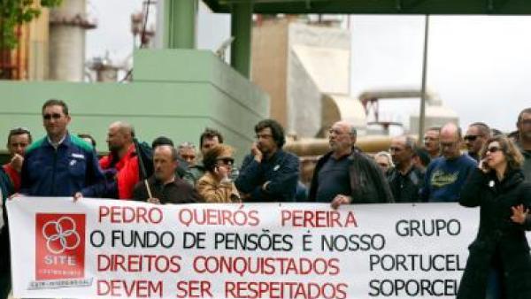 Trabalhadores da Soporcel concentrados junto à entrada da fábrica para impedir a entrada e saída de camiões devido à greve que estão a realizar. Foto de PAULO NOVAIS/LUSA