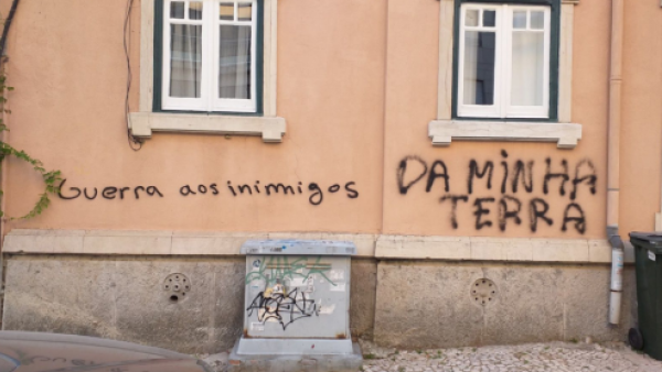 Pichagem xenófoba feita há semanas num ataque à sede do SOS Racismo, em Lisboa