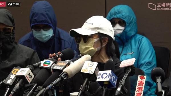 Conferência de imprensa das famílias dos 12 ativistas. Screenshot do direto realizado por www.thestandnews.com.